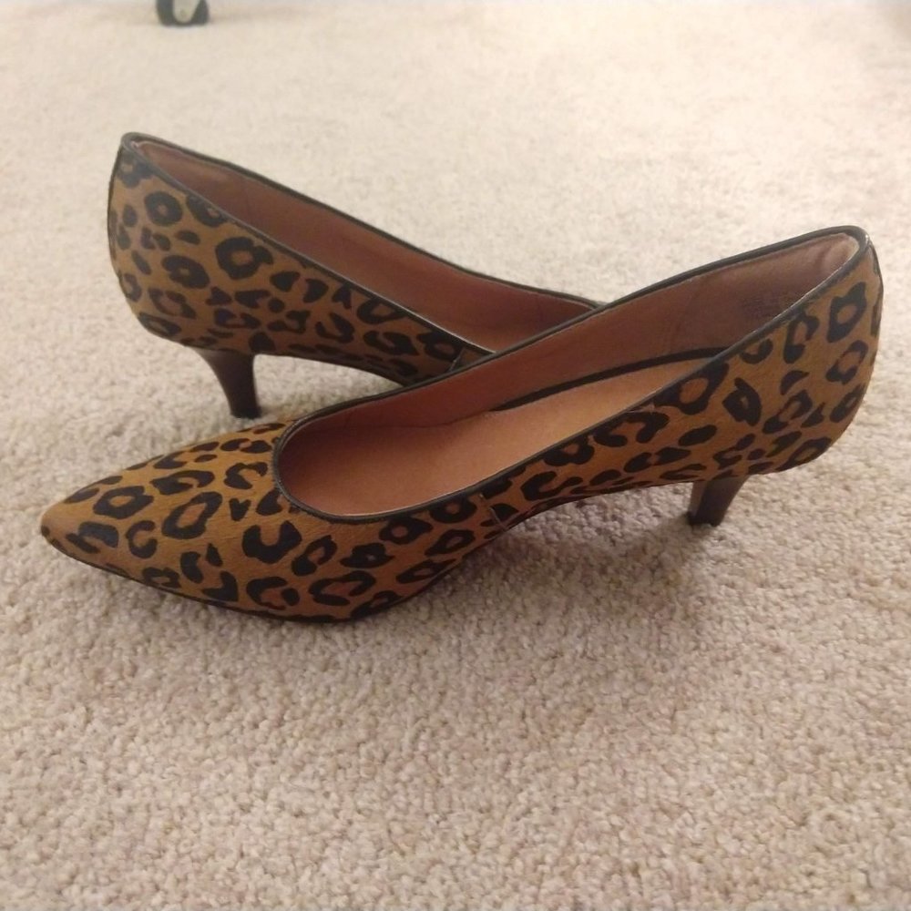 NWOB CLARKS Leopard Calf Hair Kitten Heel Size 8.5